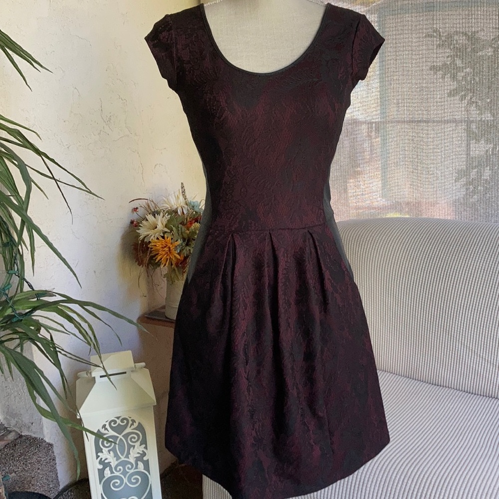 Jessica Simpson Burgundy & Black Dress